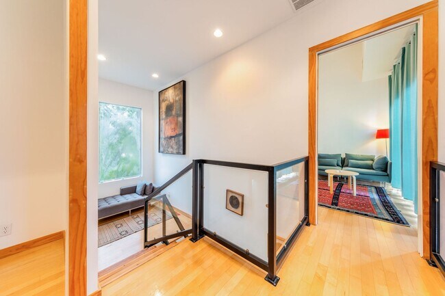 Building Photo - Gorgeous Fully Furnished Home in Brentwood...