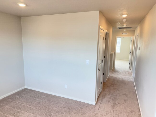 Building Photo - Newer 3 bedroom 2.5 bathroom house!