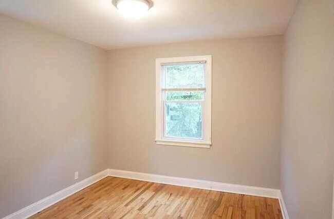 Building Photo - 3BR w/ In-Unit W/D + Assigned Parking in Nashville