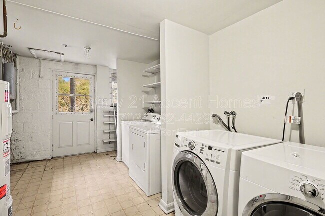 Building Photo - 3342 S Wakefield St