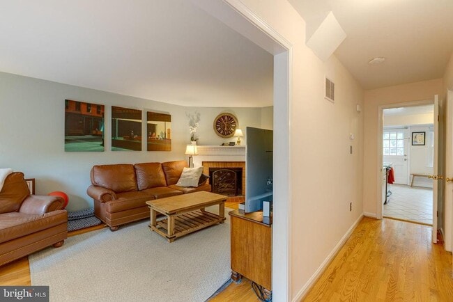 Building Photo - 6813 Market Square Dr