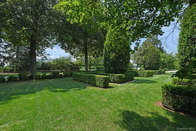 Building Photo - 73 Park Dr S