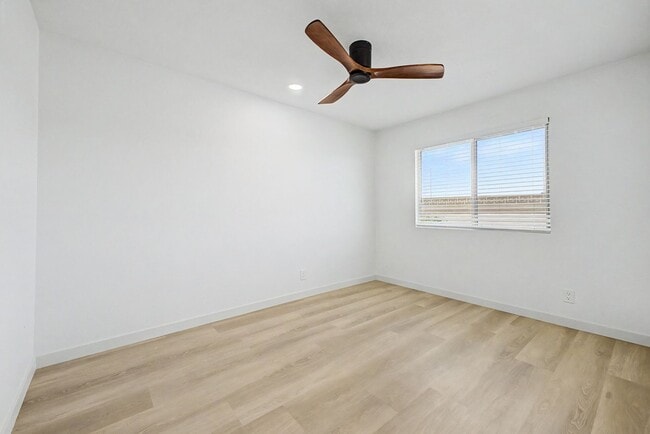 Building Photo - South Tempe 3BR Townhome w/ Private Yard, W/D & Parking