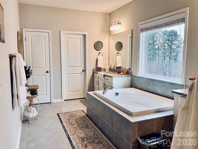 Building Photo - 8634 Shadetree St