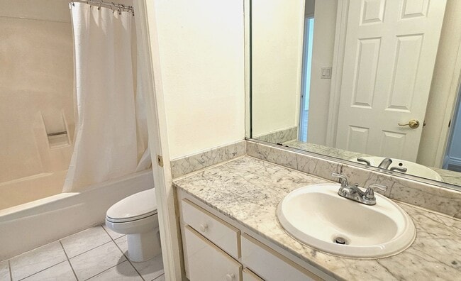 Building Photo - Beautiful 2 Bedrooms, 1 Bath Condo in Grea...