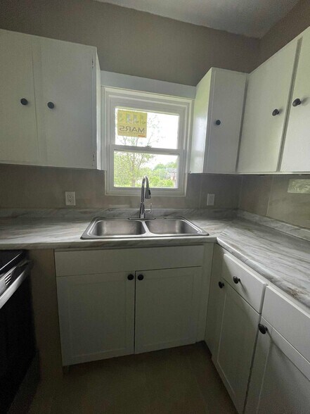 Building Photo - 300 Oxford Ave