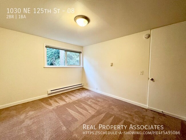 Building Photo - Spacious 2 Bedroom /1 Bath with Off Street...