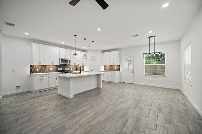 Building Photo - 1071 St Clair St