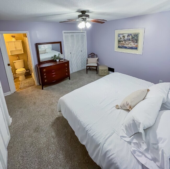 Building Photo - Spacious Stay for Crews | 4BR + Parking + ...