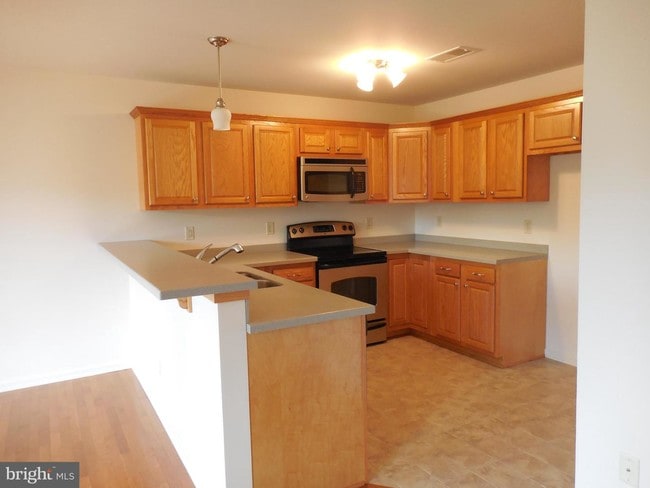 Building Photo - 97 Meadowcreek Dr S