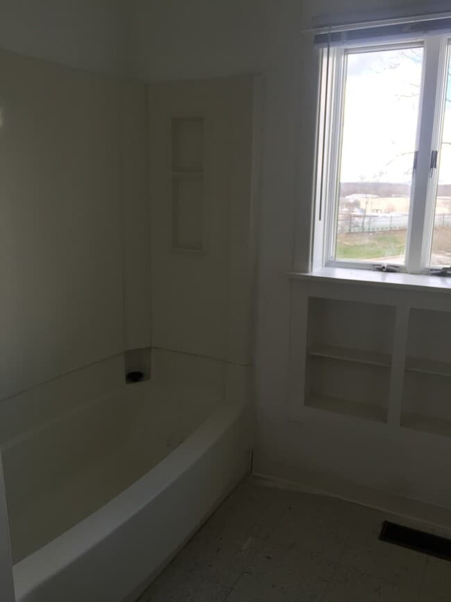 Building Photo - 2-Story 4 Bed/2 Bath Home with Basement & W/D