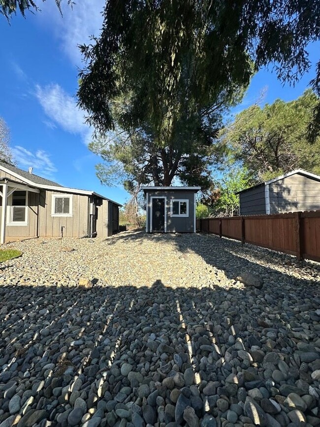 Building Photo - Charming One Bedroom in the Heart of Red Bluff! Pet Friendly!