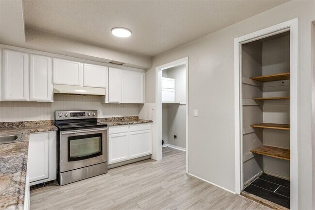 Building Photo - 2908 SW 62nd St