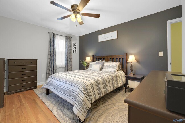 Building Photo - 619 Graycroft Dr SW