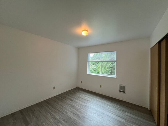 Building Photo - 4 Bed 2 Bath 2 Car Garage Unit Close to WWU and Fairhaven