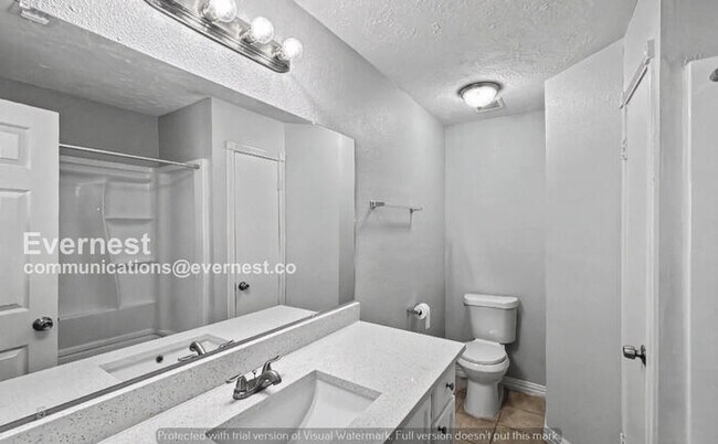 Building Photo - 3 Bed, 2 Bath Home with Fenced Yard & Garage / Pet-Friendly / Available Now!