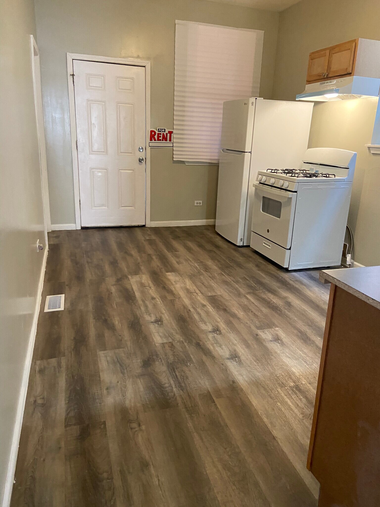 Kitchen/stove/refrigerator - 1631 S Central Park Ave