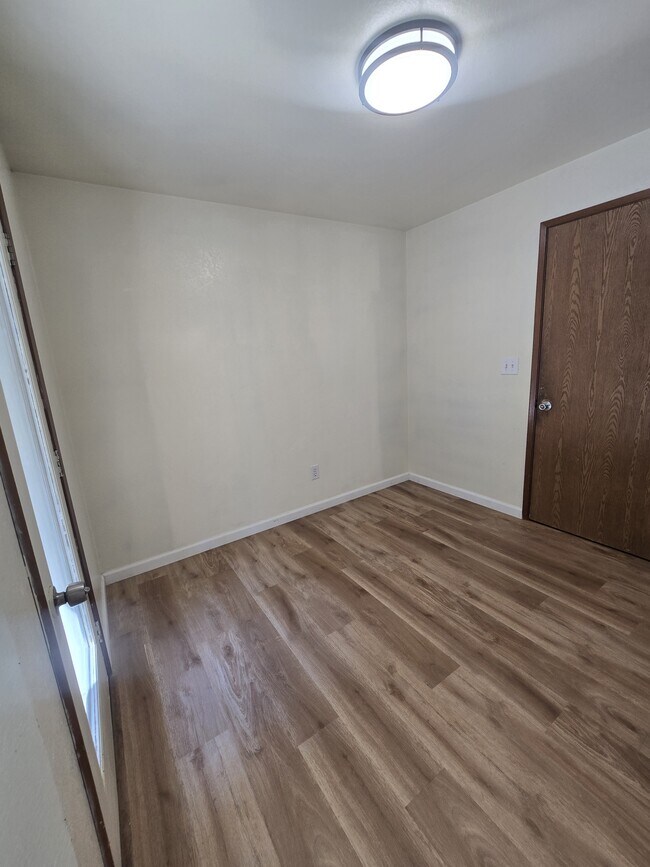 Building Photo - 581 Malibu Dr SE