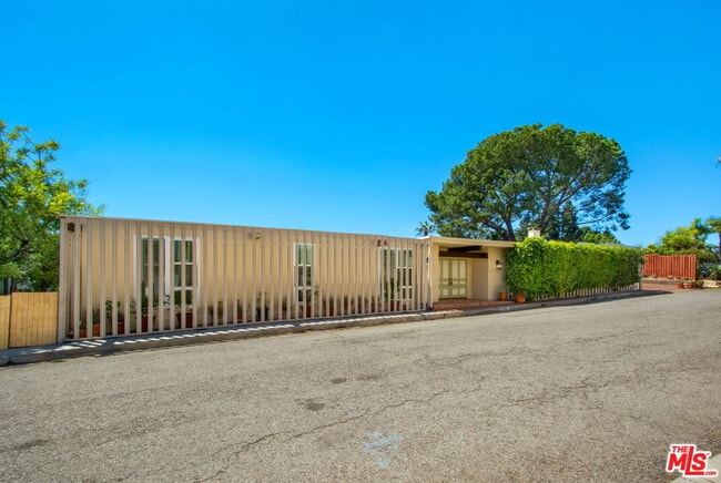 Building Photo - 2121 Stradella Rd