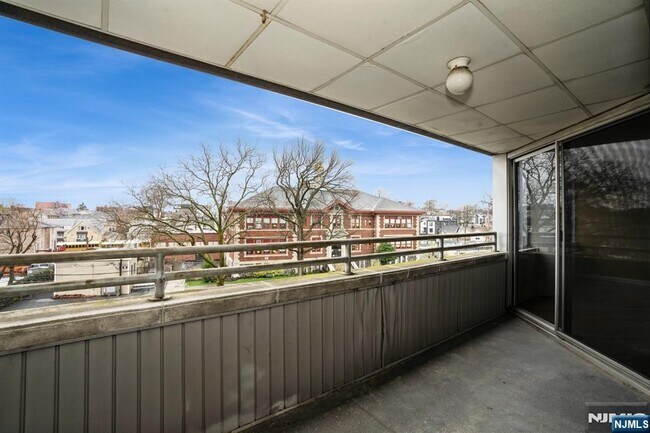 Building Photo - 364 Palisade Ave
