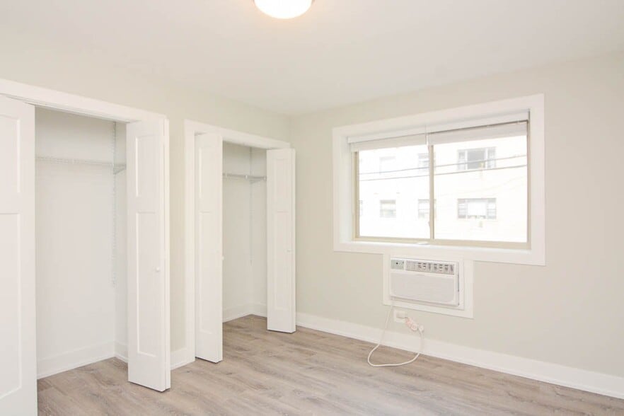 Building Photo - 447 W Surf St