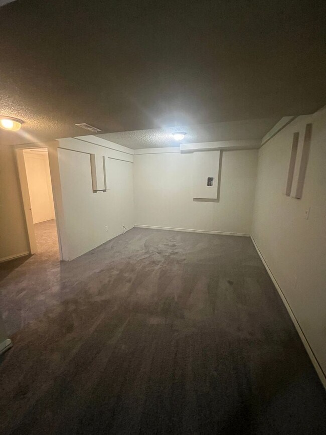 Building Photo - Spacious 4 Bed / 2 Bath Unit in Westwood C...