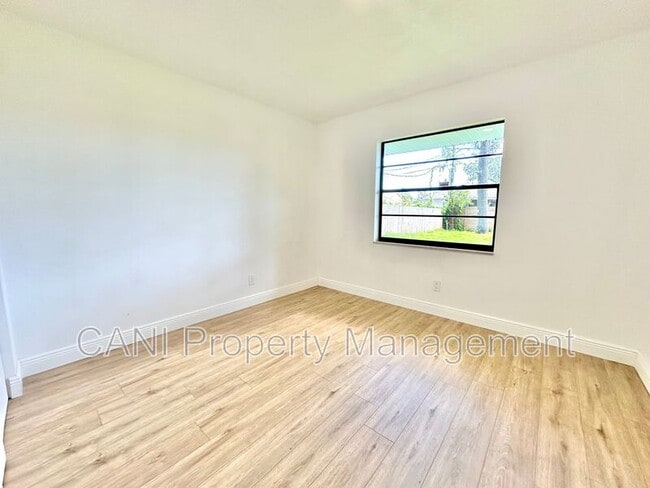 Building Photo - 2517 Royal Palm Dr