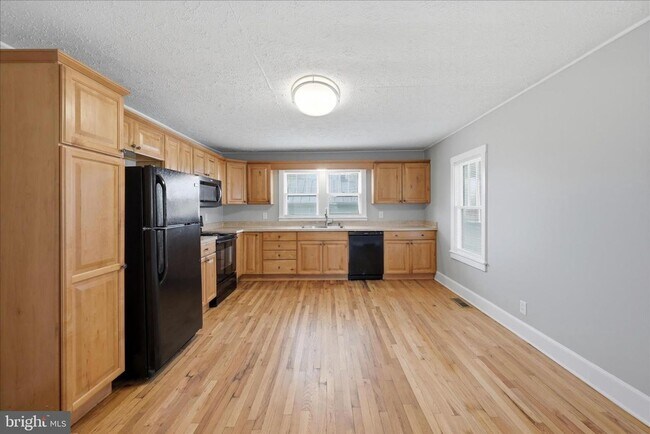 Building Photo - Available NOW! Adorable 4 Bed, 2 Bath Home for $2,600./month
