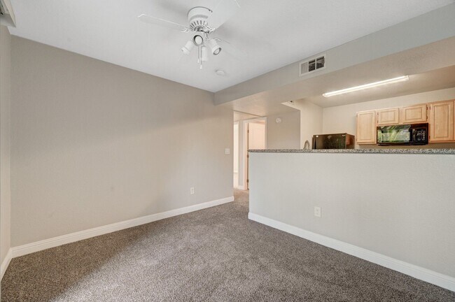 Building Photo - Charming 3 Bedroom Upstairs Condo in a Gat...