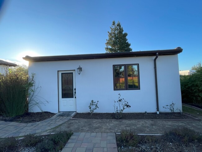 Building Photo - 1215 Altamead Dr