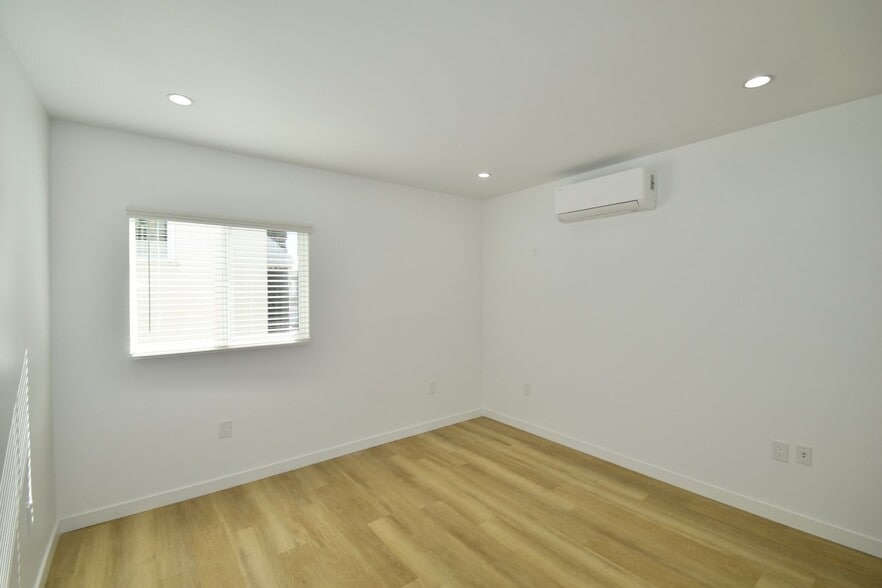 Building Photo - 11645 Moorpark St