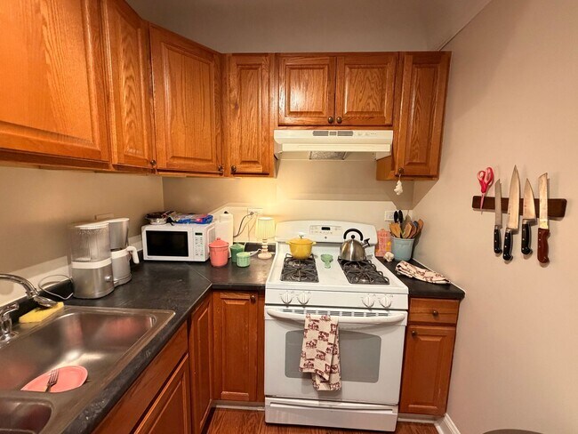 Building Photo - Nice 1 Bed w/Dining Room and Newer Kitchen and Bath at Roger's Glenwood District
