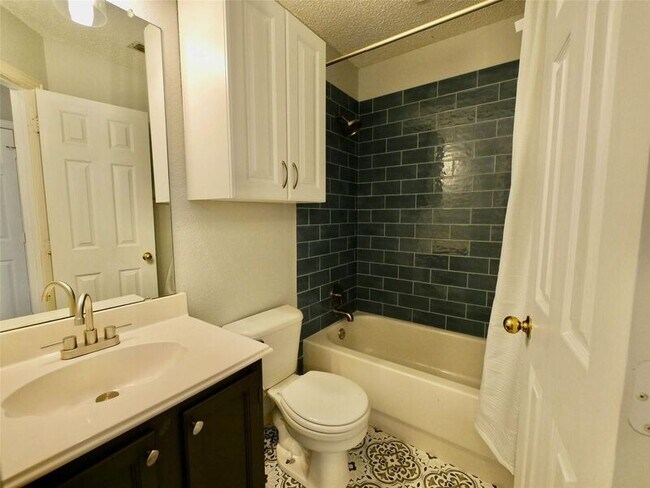Building Photo - 4502 Highlands Dr