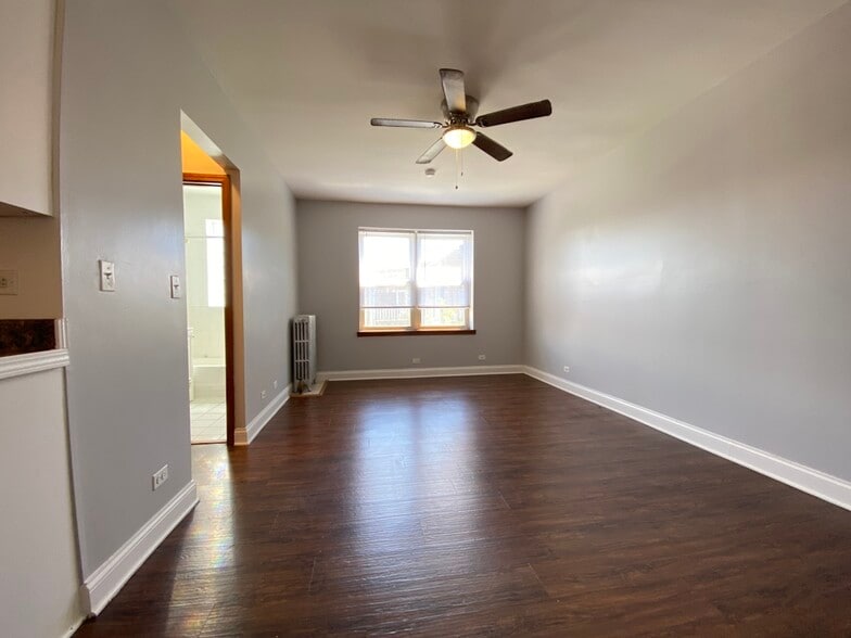 Building Photo - 4031 N Kenmore Ave