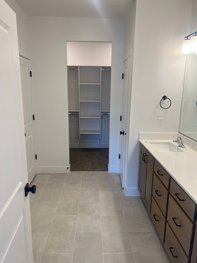 Building Photo - 1811 Livy Ln