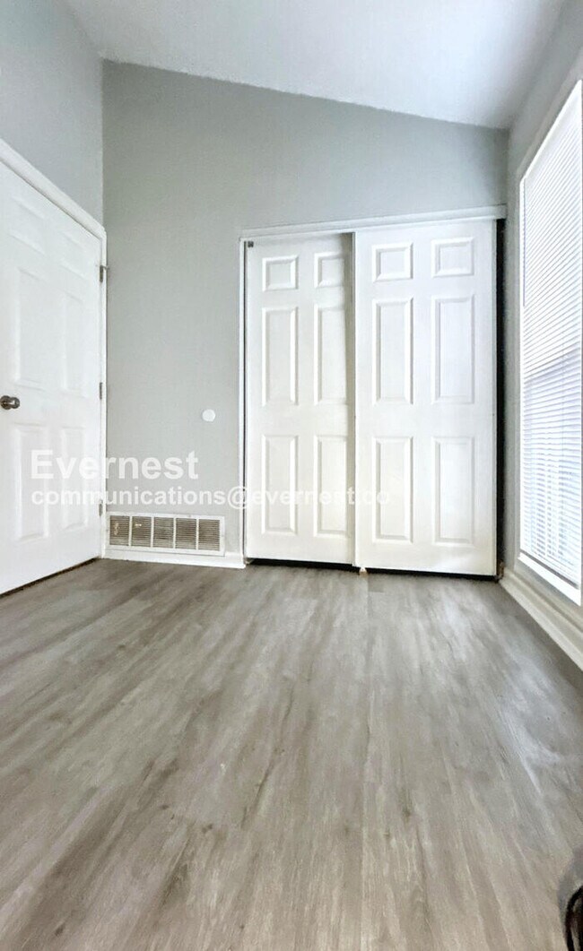 Building Photo - 3 Bed, 2 Bath Home with Carport / Pet-Frie...