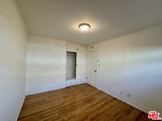 Building Photo - 6122 S Fairfax Ave