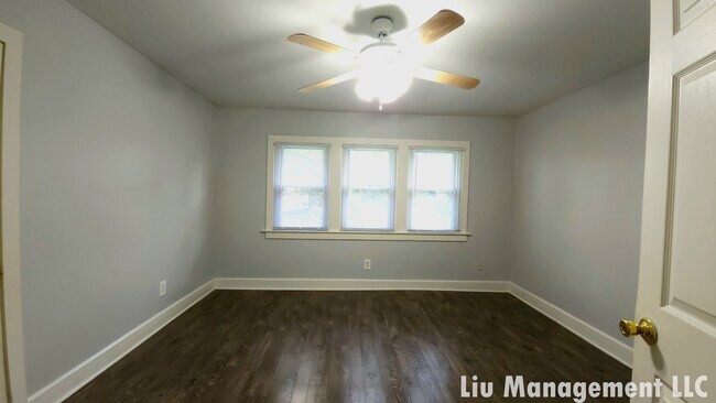 Building Photo - 1029 N Holmes Ave