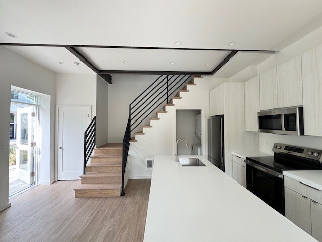 Building Photo - 784 Farmington Ave