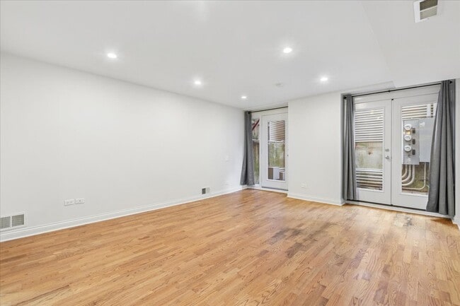 Building Photo - 1140 W Cornelia Ave