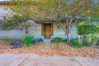 Building Photo - Mountain View!