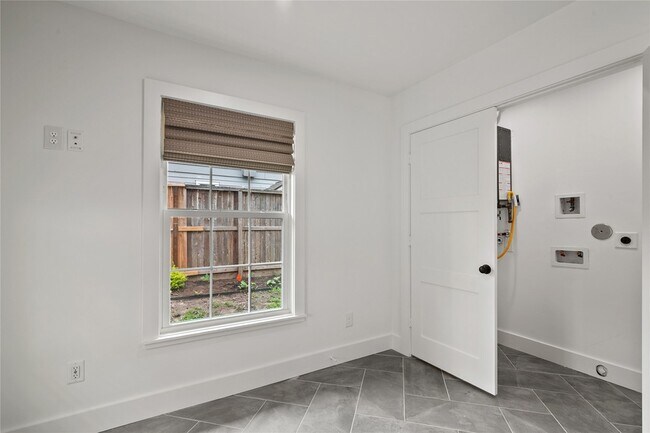 Building Photo - 312 W 31st St