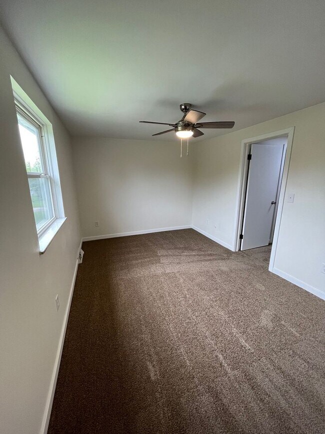 Building Photo - 2 Bedroom 1.5 Bathroom in West Columbus