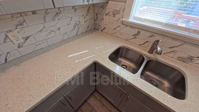 Building Photo - 1408 Lyle Ave