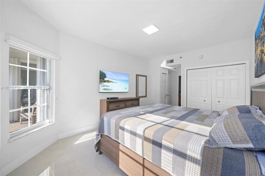 Building Photo - 3255 NE 184th St