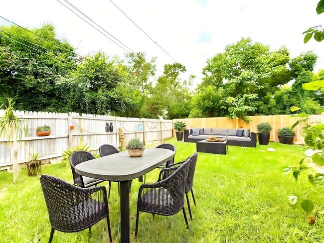 Building Photo - Bright & cozy 2bedroom 1bath home with out...