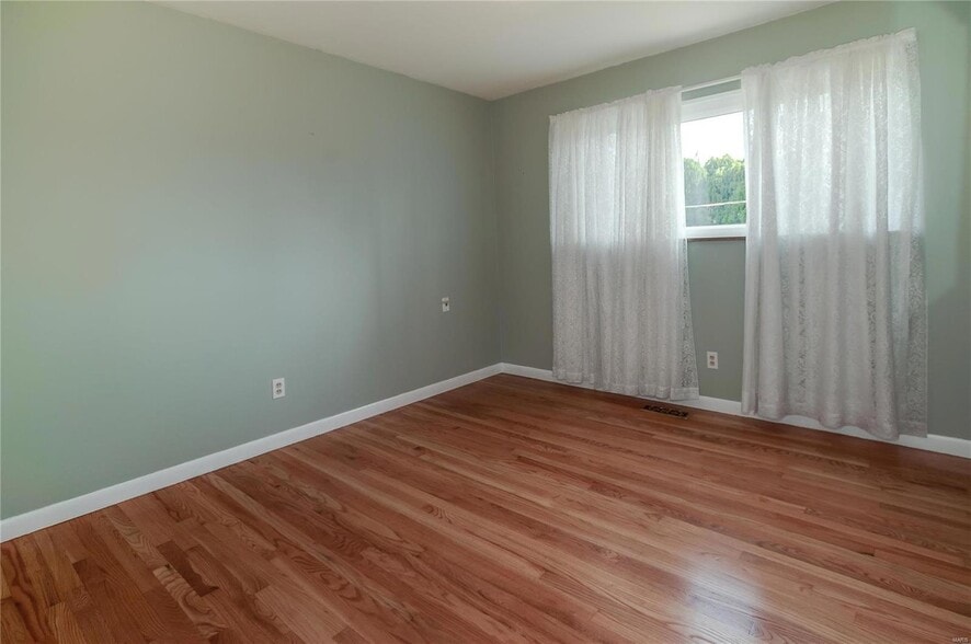 Bedroom 3 - 9030 Old Bonhomme Rd