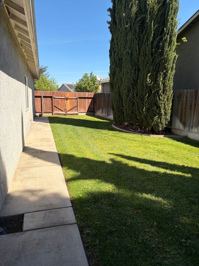 Building Photo - Spacious Single Story Home with Large Private Backyard & Covered Patio