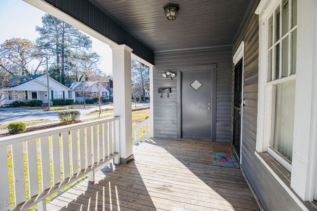 Building Photo - 3 Bedroom, 2 Bath Walking Distance to 5 Points, Close to USC - Available for the 2026-2027 School...