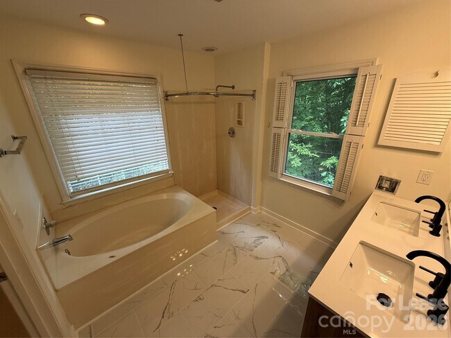Building Photo - 9423 Fairmead Dr